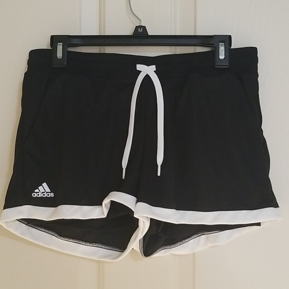 NEW Mid thigh addidas pocketed shorts (medium)